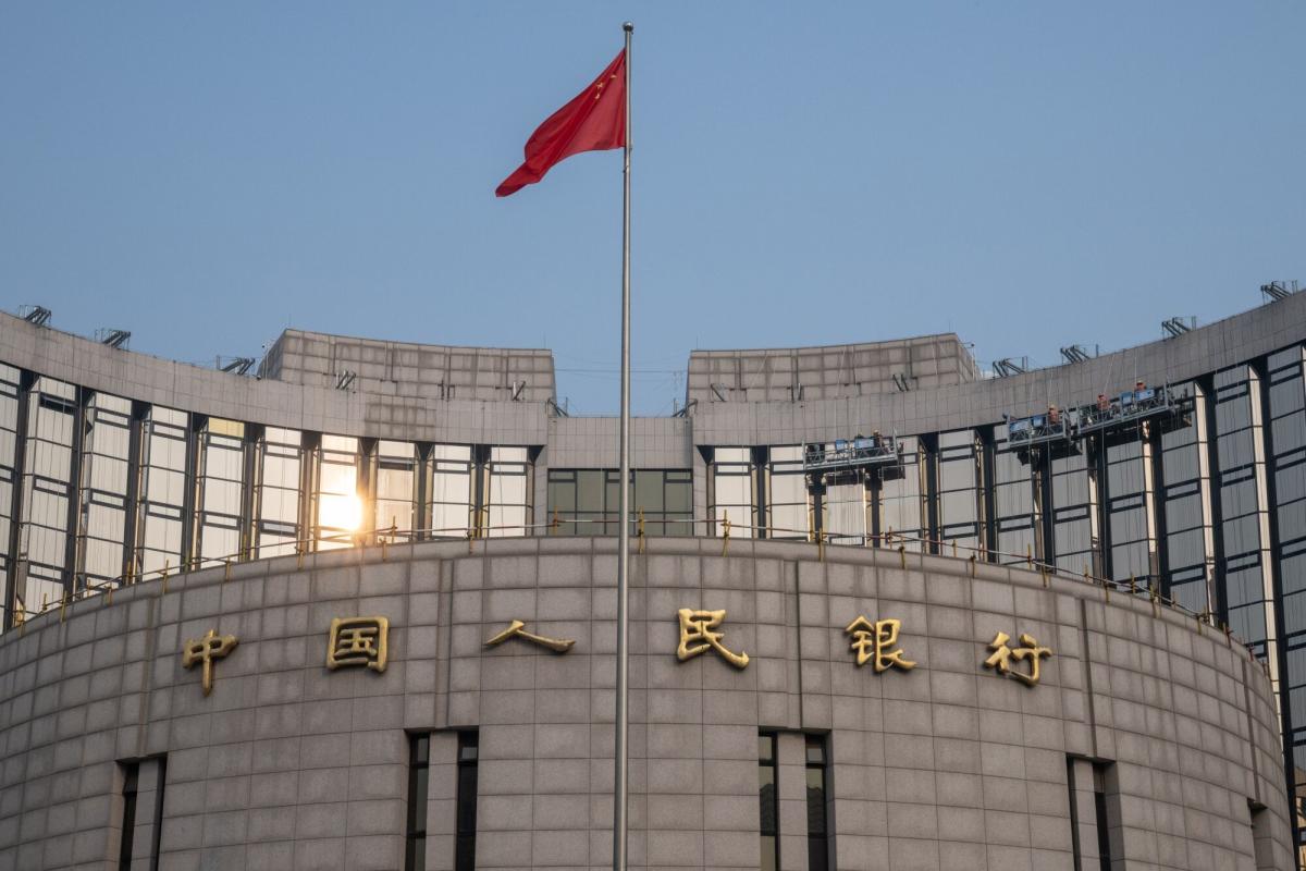 PBOC Halts Bond Buying to Defend Yuan as Economic Gloom Worsens